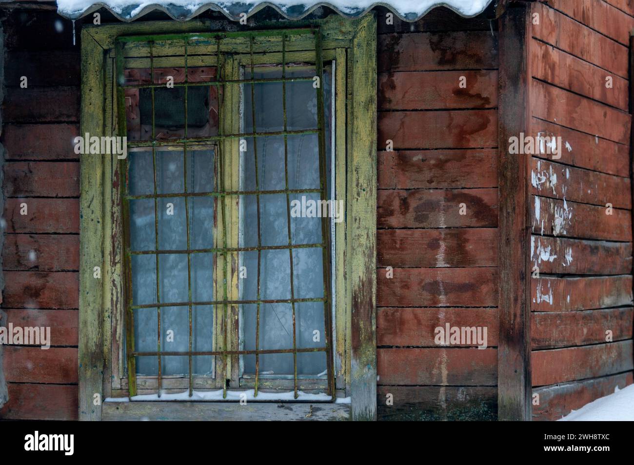 Sujet tir grille d'acier sur la fenêtre d'une maison abandonnée Samara Samara région Russie Copyright : xSvetlanaxVozmilovax Vozmilova4160 Banque D'Images
