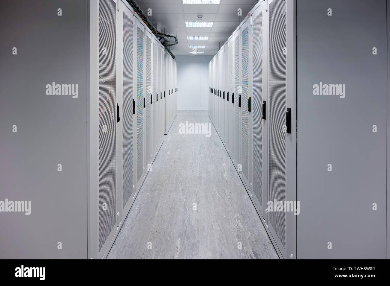 Rangée d'armoires de serveur dans un centre de données Banque D'Images