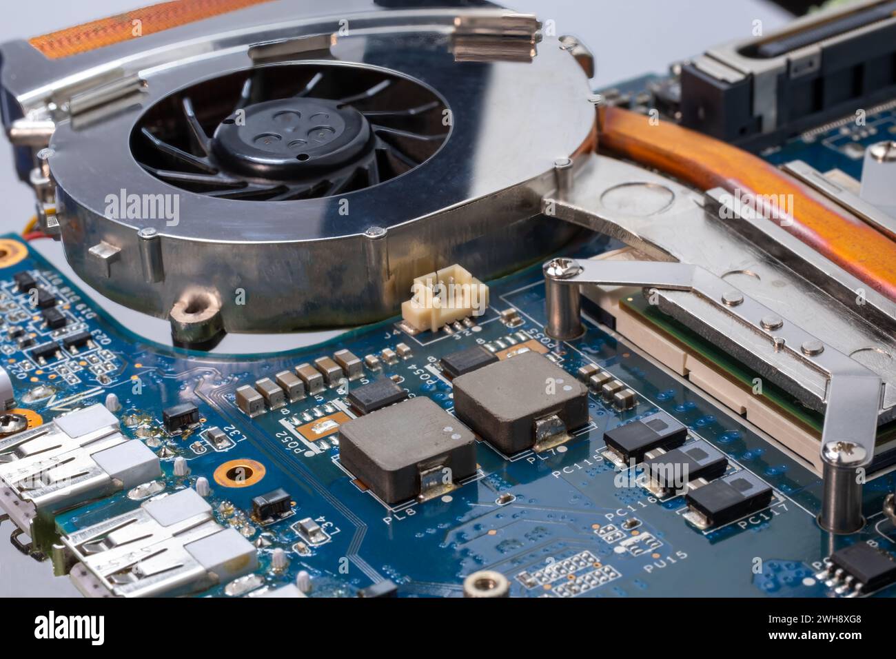 Un gros plan du ventilateur de refroidissement pour la carte mère de l'ordinateur CPU PCB avec des puces dessus Banque D'Images