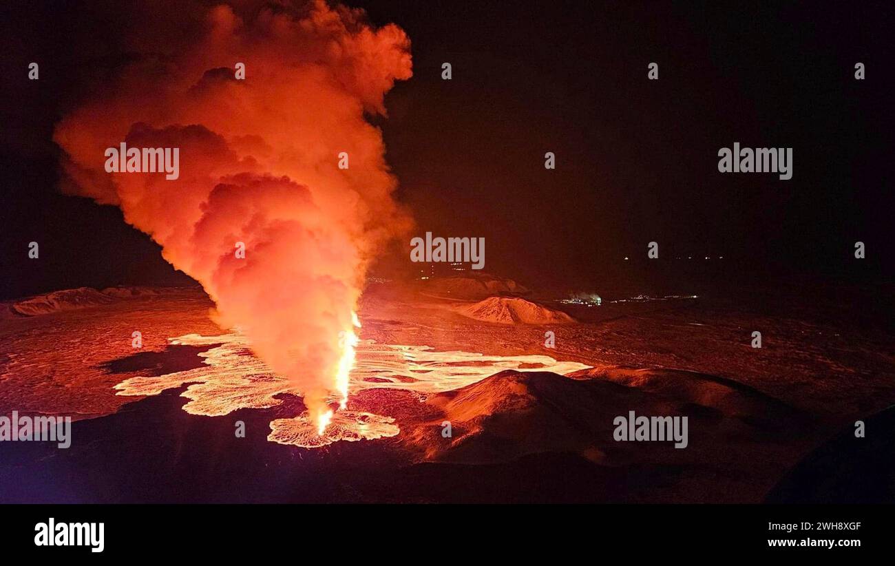 Péninsule de Reykjanes, Islande. 08th Feb, 2024. Des coulées volcaniques et magmatiques renouvelées à partir d’une éruption de fissure au volcan Sundhnúkar sur la péninsule de Reykjanes, le 8 février 2024 à Sýlingarfell, Islande. L’éruption dans la péninsule de Reykjanes a perturbé l’approvisionnement en eau chaude de 20 000 personnes et s’est rapprochée de la centrale électrique de Svartsengi. Crédit : Almannavarnir/protection civile islandaise/Alamy Live News Banque D'Images