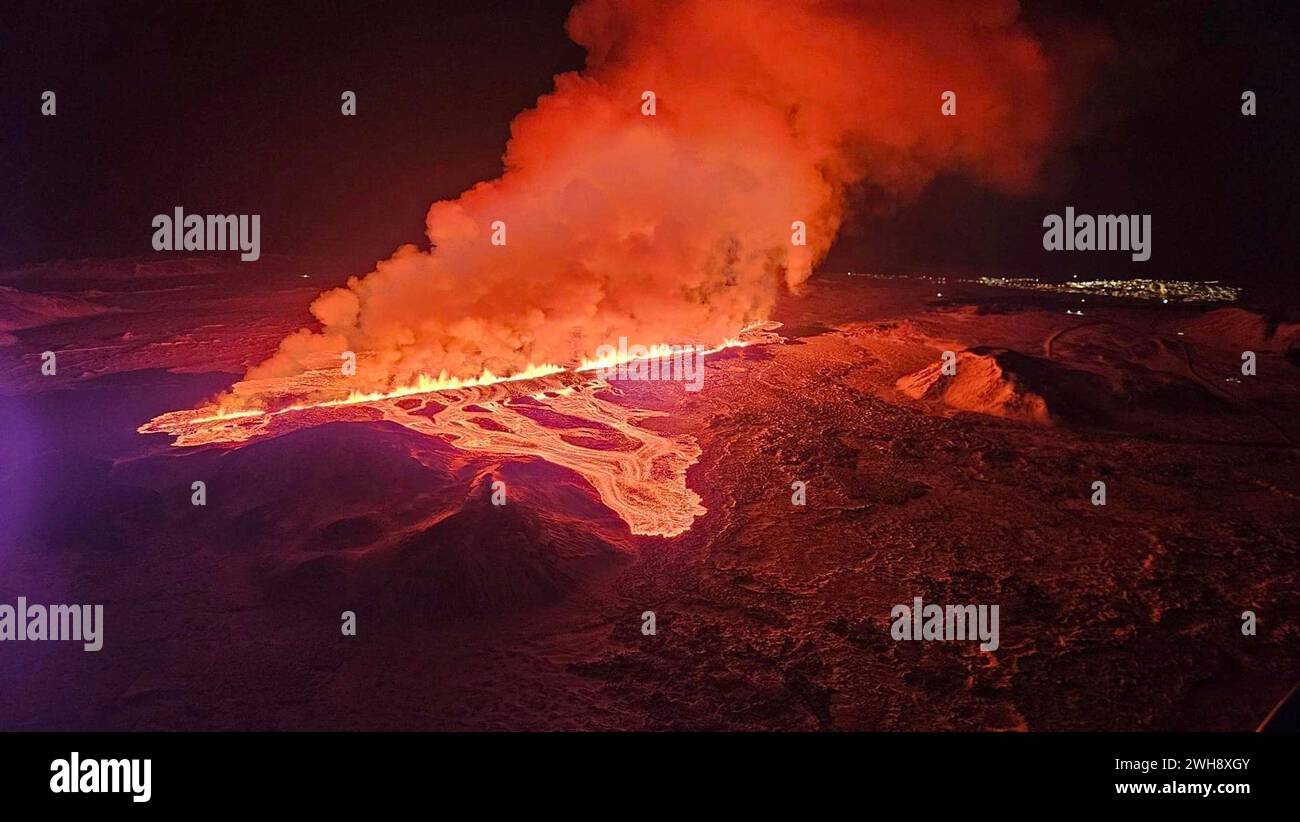 Péninsule de Reykjanes, Islande. 08th Feb, 2024. Des coulées volcaniques et magmatiques renouvelées à partir d’une éruption de fissure au volcan Sundhnúkar sur la péninsule de Reykjanes, le 8 février 2024 à Sýlingarfell, Islande. L’éruption dans la péninsule de Reykjanes a perturbé l’approvisionnement en eau chaude de 20 000 personnes et s’est rapprochée de la centrale électrique de Svartsengi. Crédit : Almannavarnir/protection civile islandaise/Alamy Live News Banque D'Images