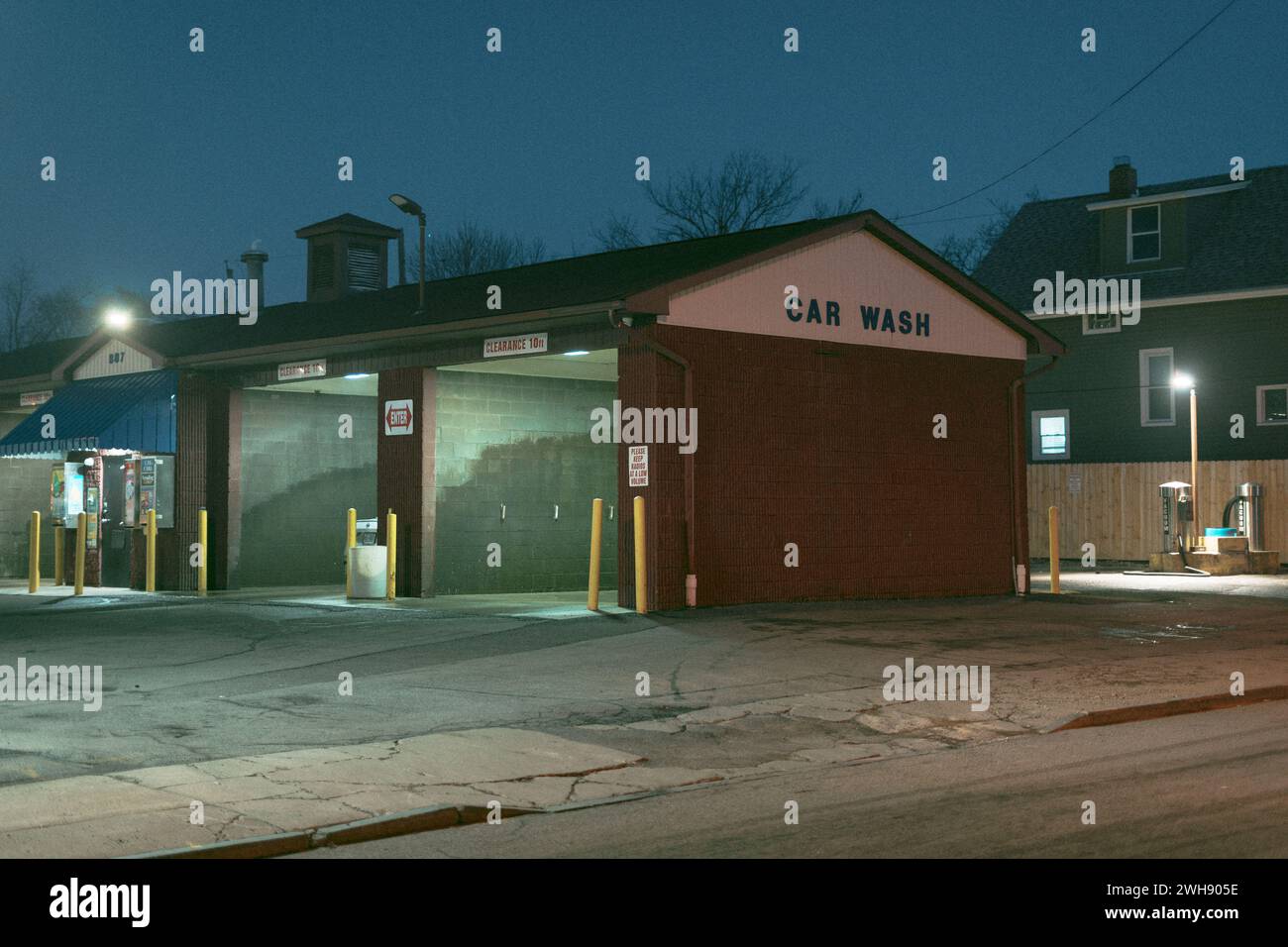 Lavage de voiture Sparkle la nuit, Buffalo, New York Banque D'Images