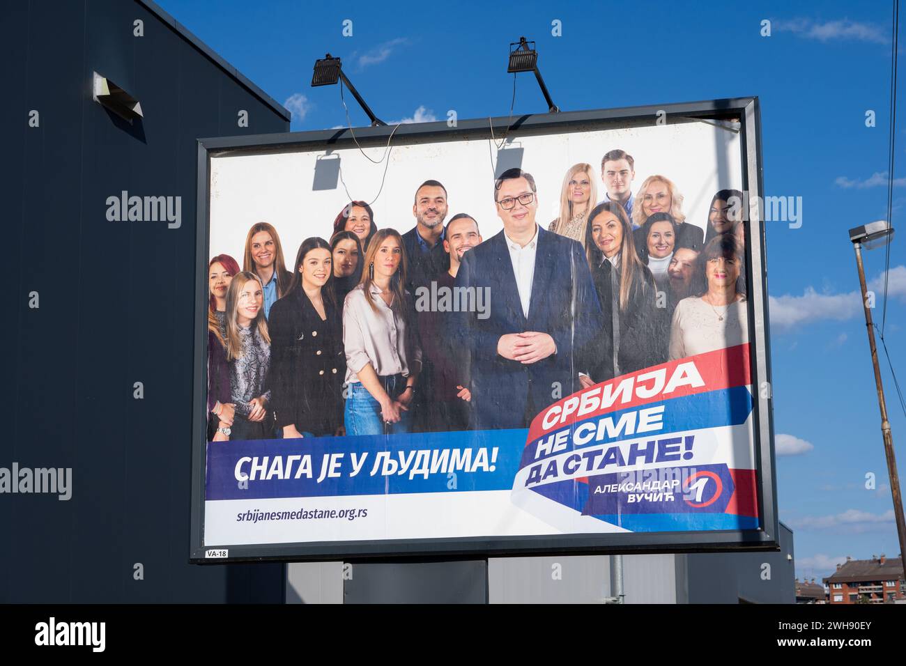 "La Serbie ne doit pas arrêter" - panneau d'affichage dans la campagne politique d'Aleksandar Vučić et du Parti progressiste serbe pour l'élection parlementaire contestée Banque D'Images