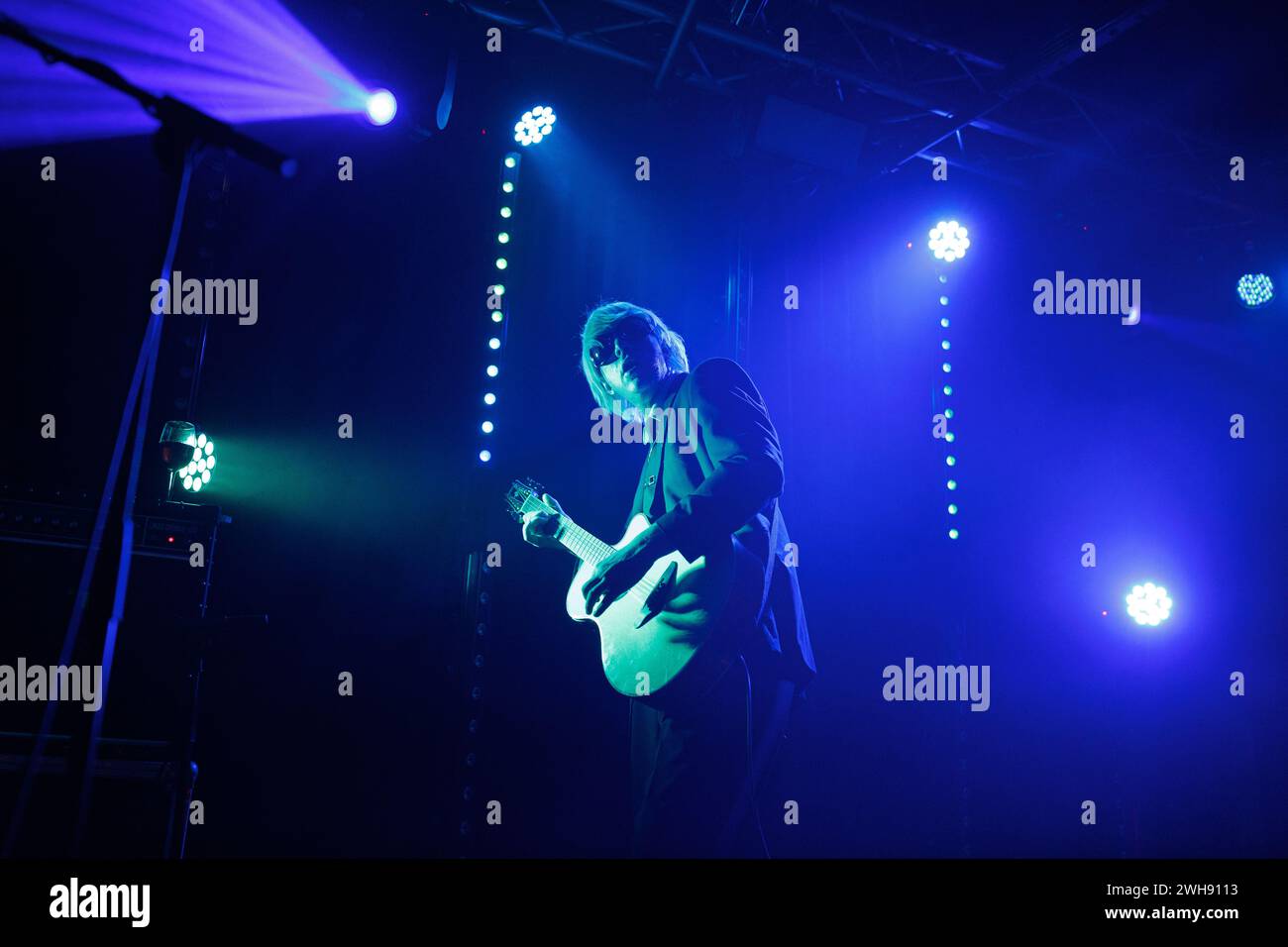 Deb Demure du groupe de rock gothique Drab Majesty joue de la guitare sur scène dans le cadre de la tournée britannique 2024 du groupe. Chanteur de Majesté terne, Andrew Clinco Banque D'Images