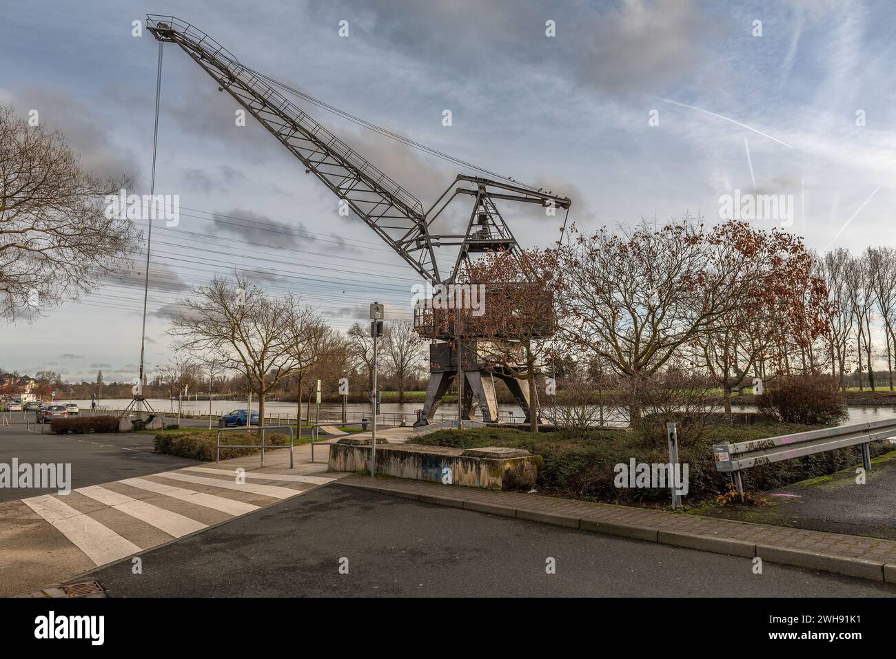 Grue de chargement historique sur les rives de la rivière main, Frankfurt Hoechst, Allemagne Banque D'Images