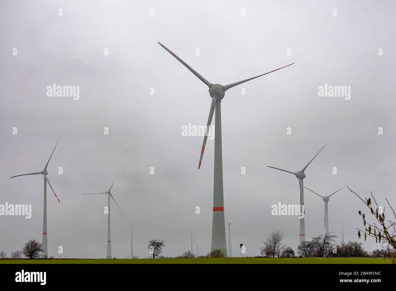 moulins à vent stagnants dans des conditions météorologiques brumeuses Banque D'Images