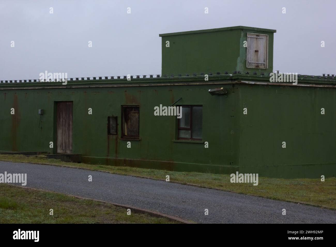 Bâtiment abandonné qui abritait l'installation du radar d'alerte précoce R10 (construit entre 1954 et 1974) à Gallan Head sur Lewis Island, en Écosse, au Royaume-Uni. Banque D'Images