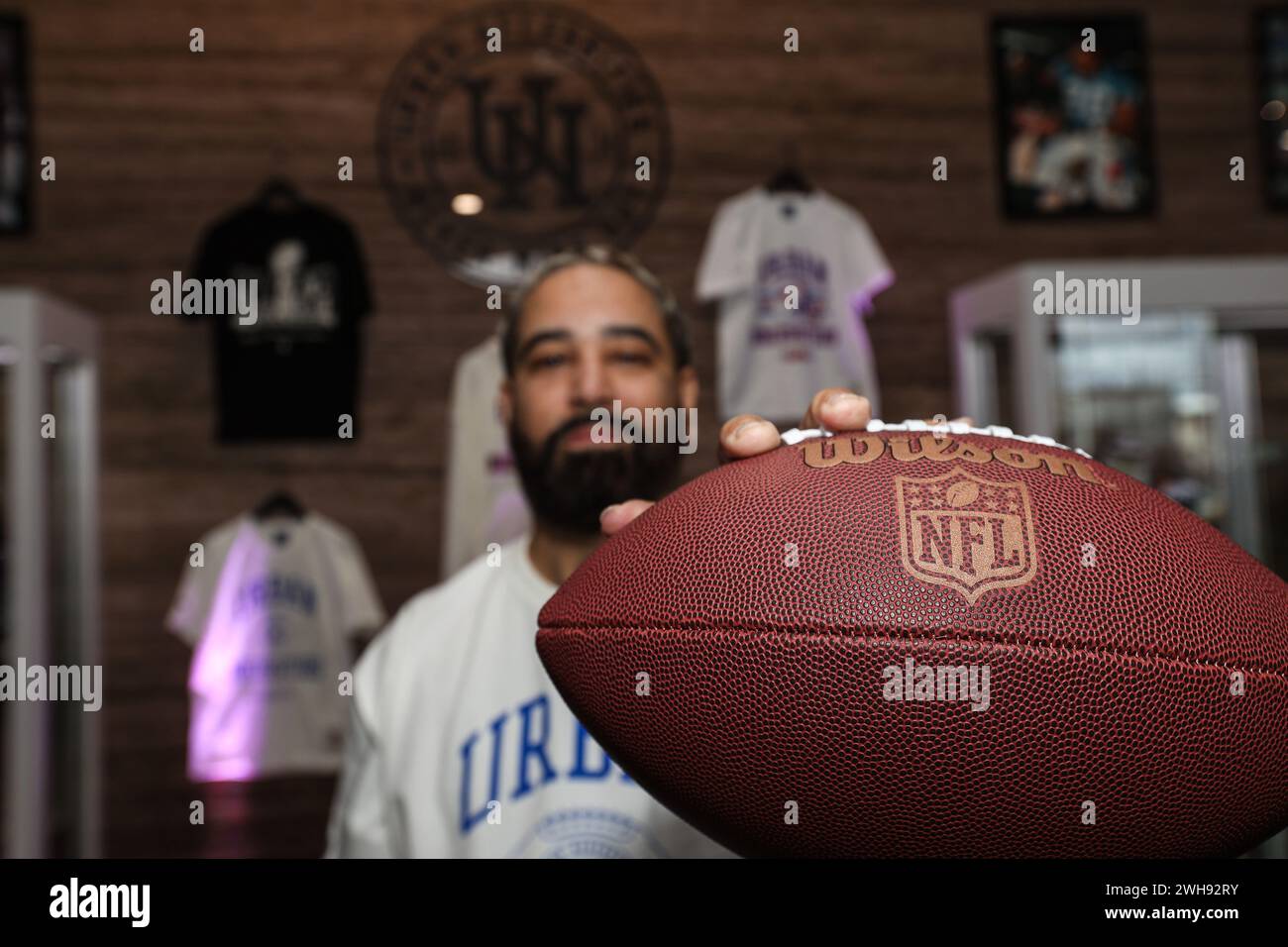 08 février 2024 : Jaysse Lopez, fondateur d'Urban Necessities, pose pour une photo avec un ballon de football lors de l'événement Origins : NFL Collection Launch Event à Las Vegas, Nevada. Christopher Trim/CSM. Banque D'Images