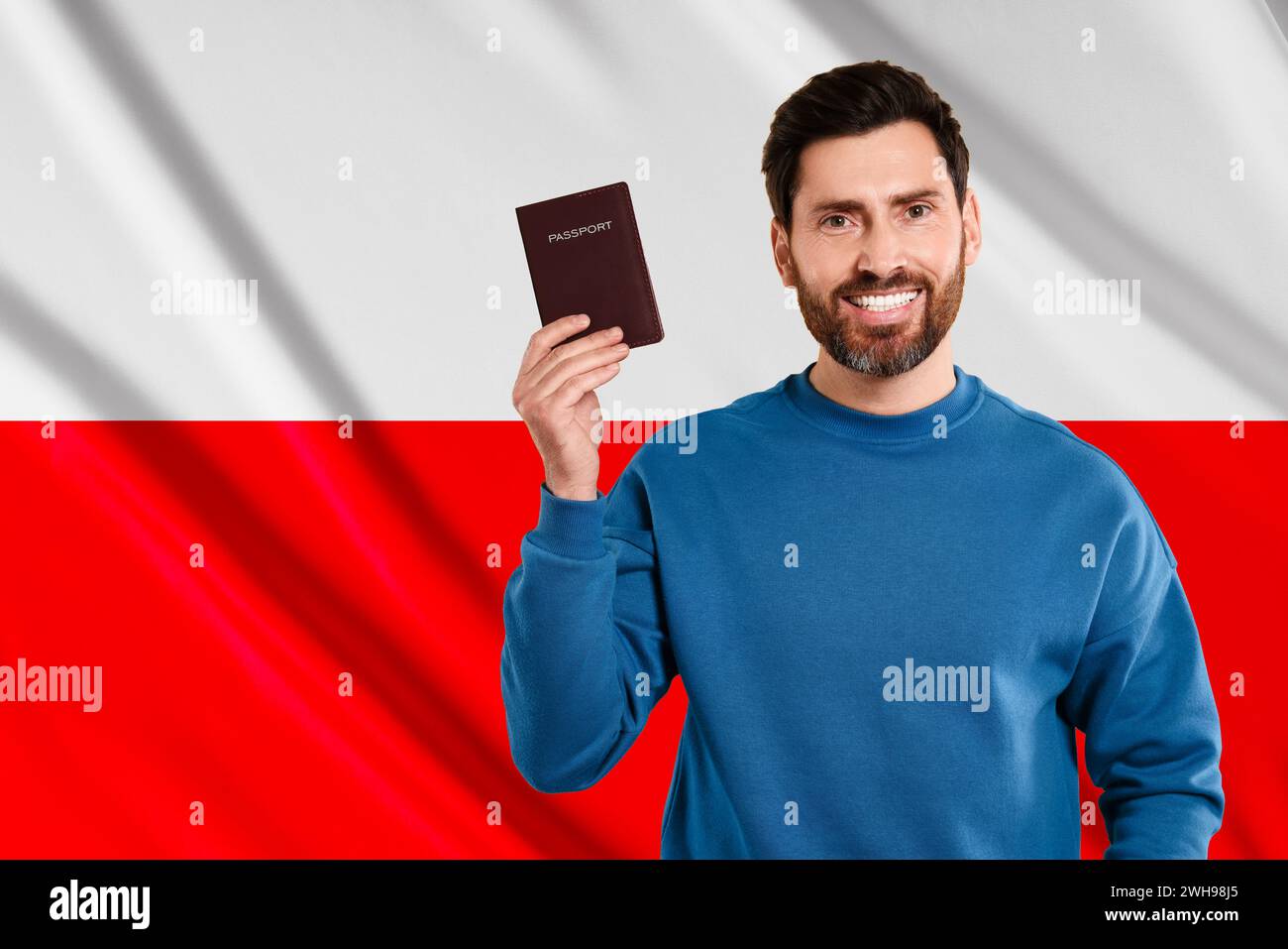 L'immigration. Homme heureux avec passeport contre le drapeau national de la Pologne, espace pour le texte Banque D'Images