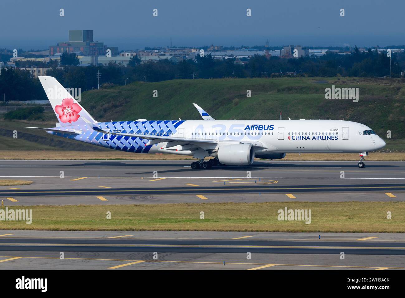 Avion Airbus A350-900 de China Airlines atterrissant avec livrée spéciale en fibre de carbone. Avion A350 XWB de China Airlines Airbus et couleurs de fibre de carbone. Banque D'Images