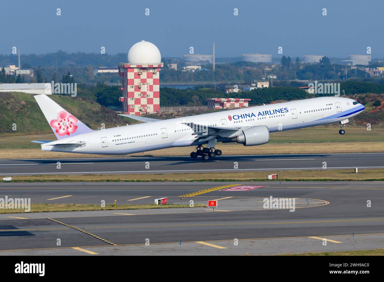 L'avion Boeing 777-300ER de Chila Airlines décolle. Boeing 777 de China Airlines au départ de Taiwan. Avion 77W. Banque D'Images