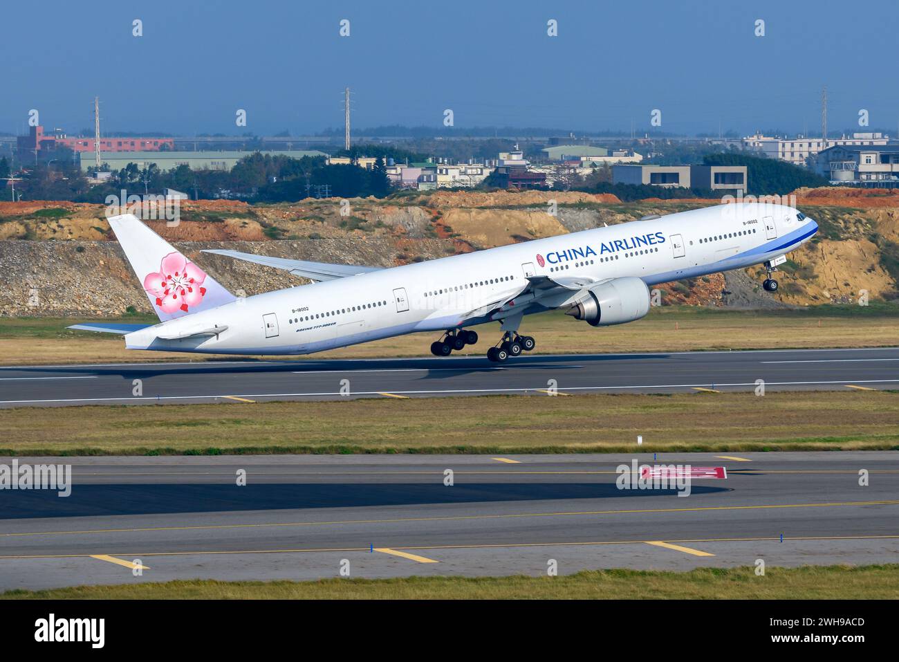 Chila Airlines Boeing 777-300ER décollant. Boeing 777 de China Airlines au départ de Taiwan. Banque D'Images