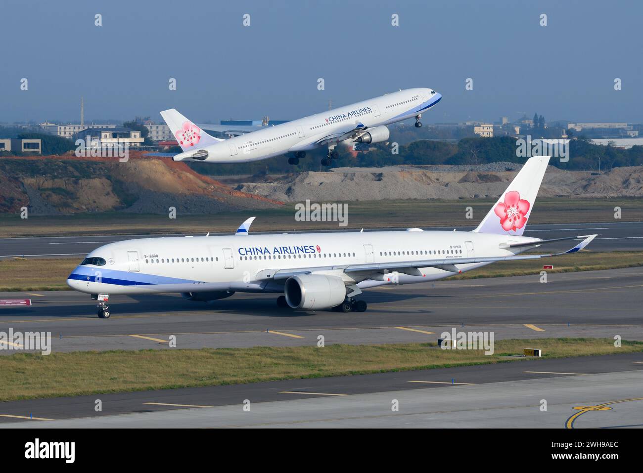 Airbus A350-900 de China Airlines au sol pendant qu'un Airbus A330 de ChinaAirlines décolle. Flotte airbus de China Airlines à l'aéroport de Taoyuan à Taiwan. Banque D'Images