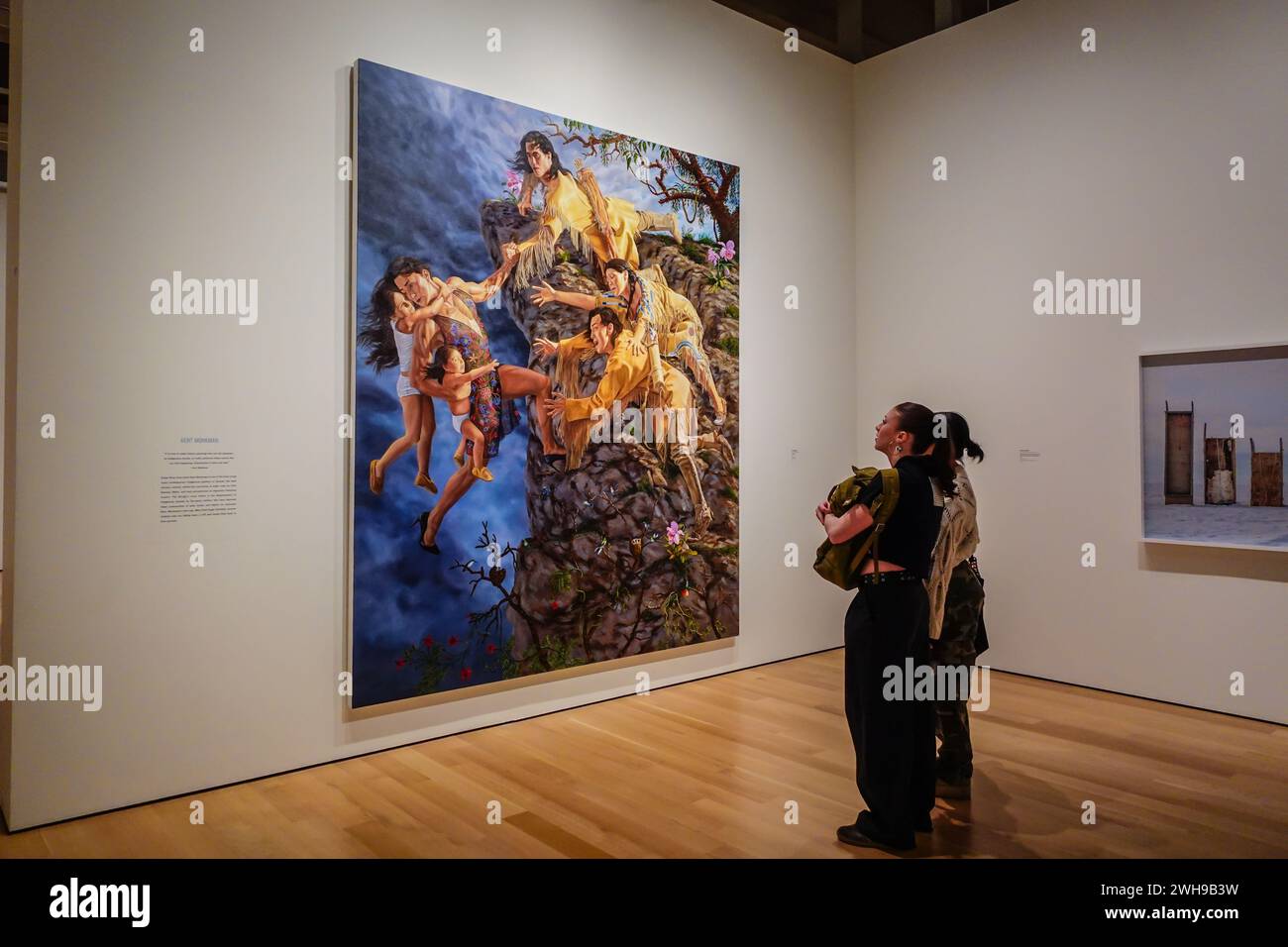 Les gens regardent un tableau représentant une histoire autochtone du peintre canadien Kent Monkman Banque D'Images