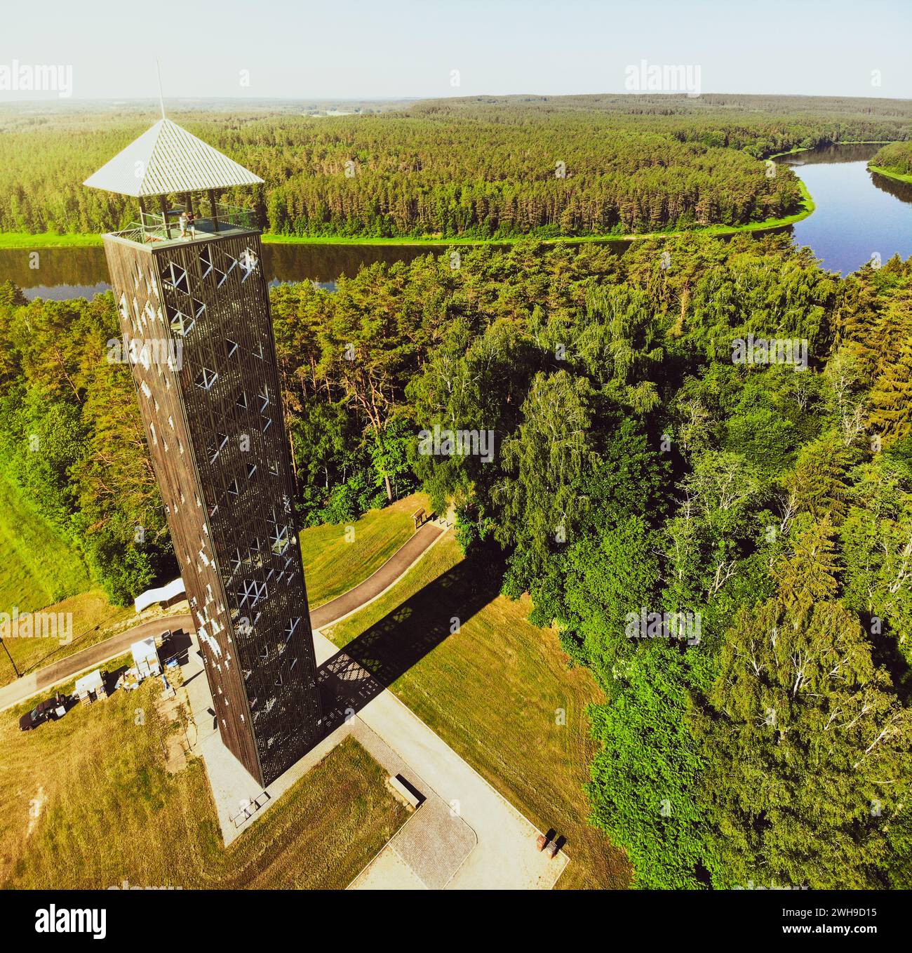 Stand touristique en haut de la tour d'observation de Birstonas - la plus haute tour de ce type en Lituanie. Drone aérien extérieur été paysage vue Nemunas Panor Banque D'Images