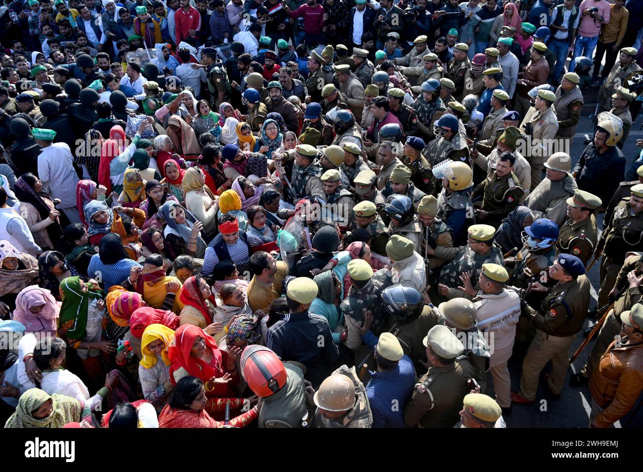 NOIDA, INDE - 8 FÉVRIER : les agriculteurs de Noida et du Grand Noida se dirigent vers Delhi pour manifester au Parlement le 8 février 2024 à Noida, en Inde. Les agriculteurs qui manifestaient sur l'autoroute Noida ont mis fin à leur agitation jeudi soir après que la police et les autorités les eurent assurés d'entendre leur demande. Les agriculteurs de Noida et du Grand Noida protestent depuis décembre 2023 pour réclamer des compensations plus élevées et ont aménagé des parcelles contre leurs terres acquises par les autorités locales de développement dans le passé. (Photo Sunil Ghosh/Hindustan Times/Sipa USA) Banque D'Images