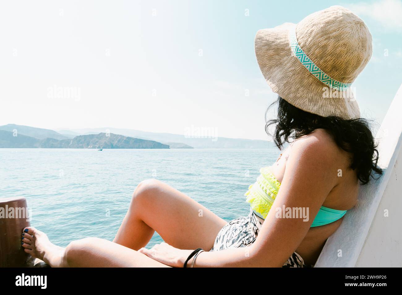 Touriste voyageur femme voyage en appréciant la promenade sur le haut de gamme en bateau à grande vitesse pendant les vacances d'été. Bikini noir élégant, cheveux longs et corps bronzé. Oman middl Banque D'Images