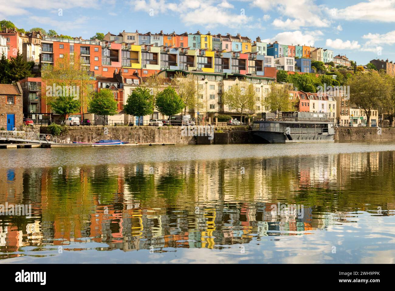11 mai 2023 : Bristol, Royaume-Uni - appartements aux couleurs vives sur le bord de l'eau à Bristol Docks, Royaume-Uni, reflétés dans l'eau. Banque D'Images
