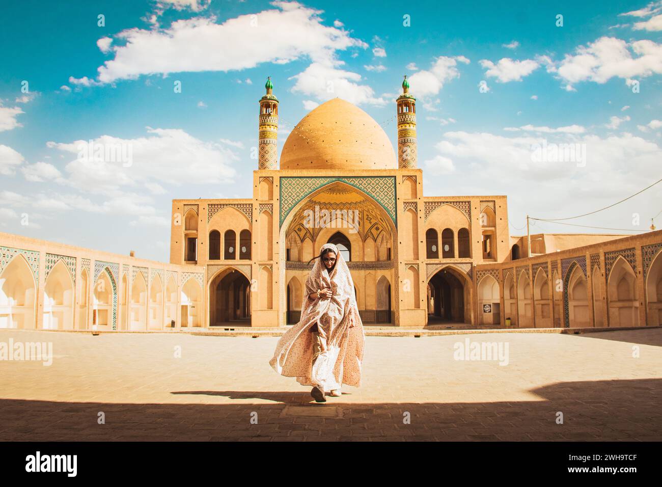 Kashan, Iran - 29th mai 2022 : touristes et pèlerins explorent la magnifique Mosquée Agha Bozorg Banque D'Images