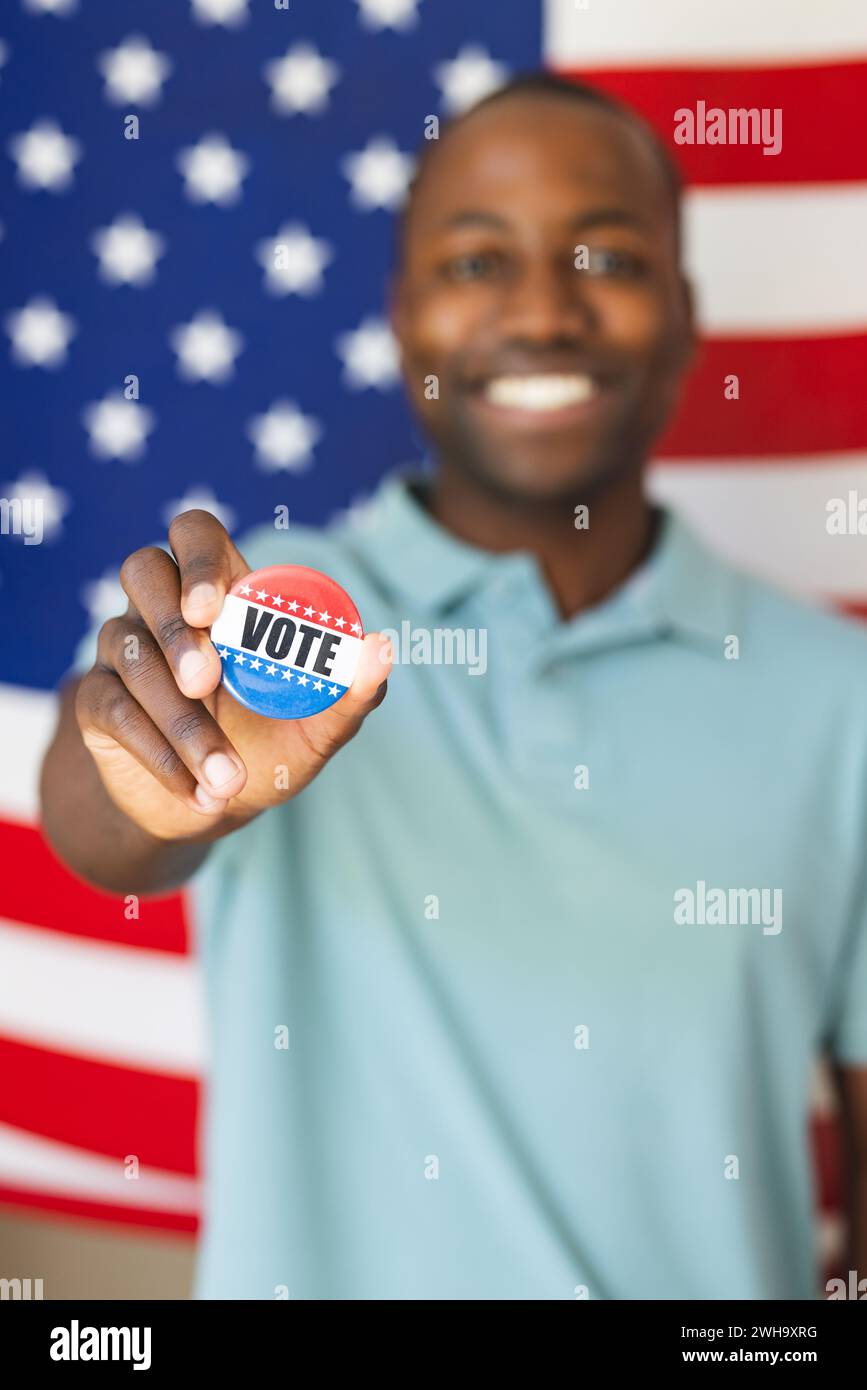 Le jeune homme afro-américain montre fièrement un badge «vote», avec un espace de copie Banque D'Images