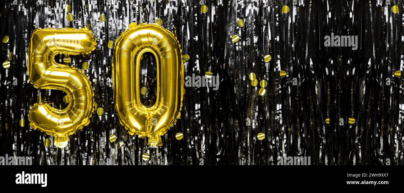 Ballon de feuille d'or numéro 50 sur un fond de décoration de guirlande noire. Carte de voeux d'anniversaire, inscription cinquante. Événement anniversaire. Bannière. Banque D'Images
