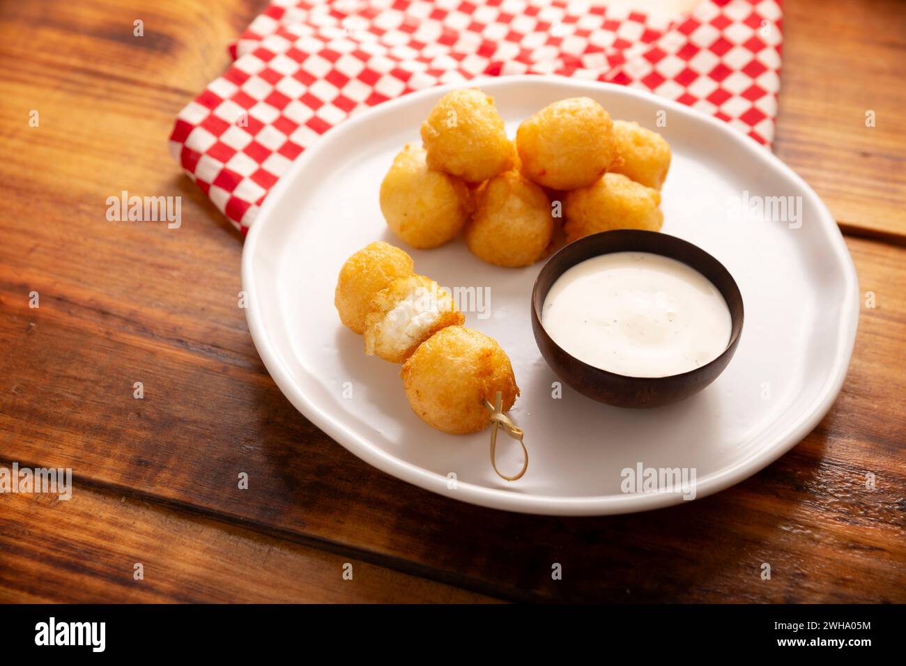 Boulettes de fromage panées frites, recette de collation maison facile et délicieuse. Servi avec sauce trempette. Banque D'Images