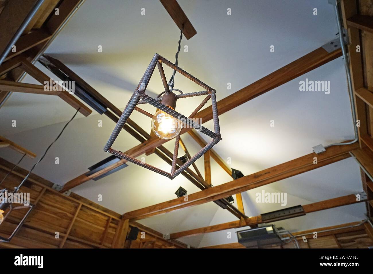Lampe d'éclairage suspendue et design intérieur de la pièce en bois dans le style loft industriel Banque D'Images
