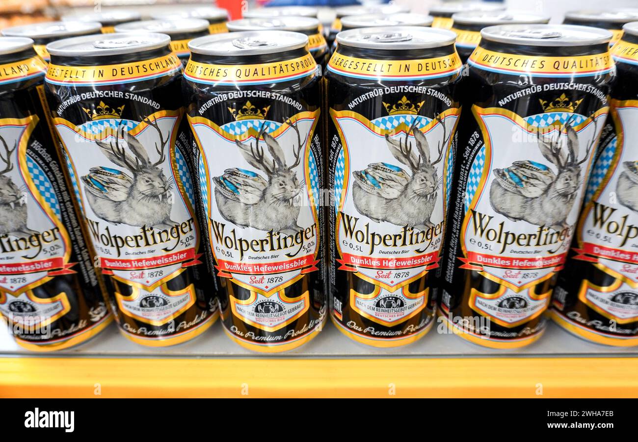 Samara, Russie - 13 mai 2023 : Wolpertinger bière en conserve alcoolisée allemande sur l'étagère d'un grand magasin. Bière allemande en canettes en aluminium. Mise au point sélective Banque D'Images