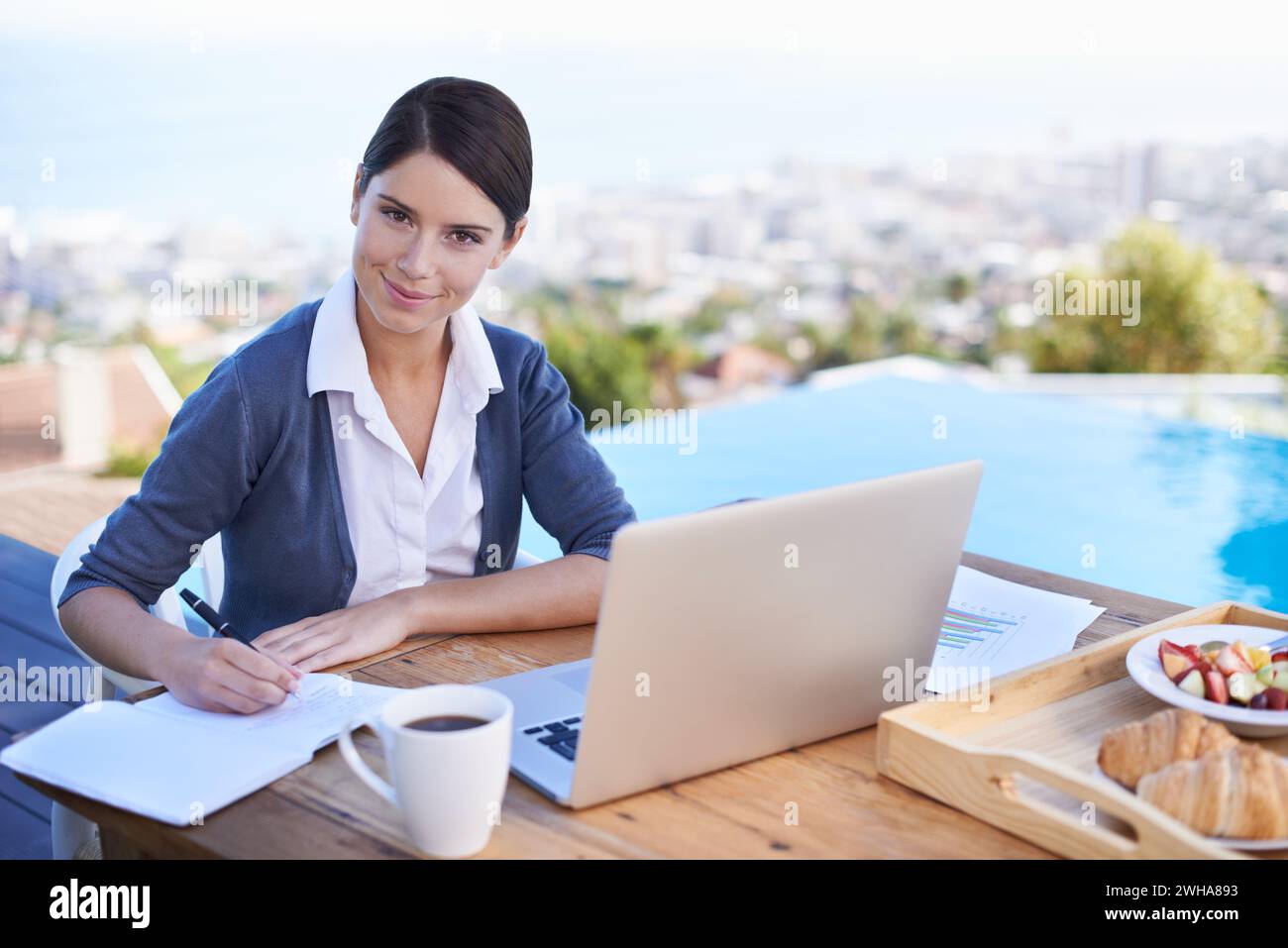 Femme, écrivant dans un cahier et travail à distance avec un ordinateur portable, café pour le calendrier et l'ordre du jour. Plan, notes et recherches avec tech, journaliste en portrait Banque D'Images