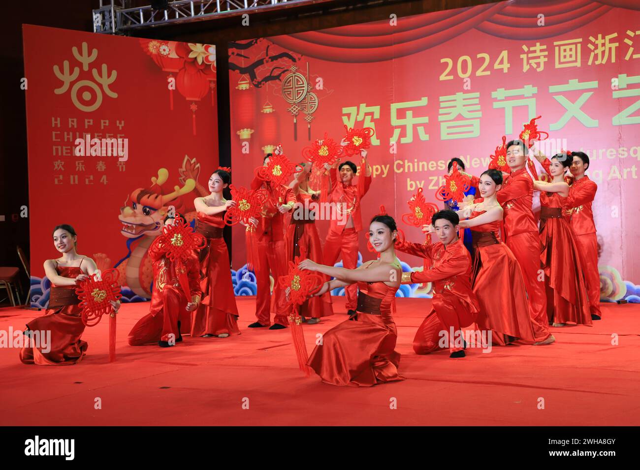 (240209) -- DAR es SALAAM, 9 février 2024 (Xinhua) -- des artistes chinois de la troupe des arts de la scène du Zhejiang se produisent lors d'un gala du Festival du printemps à Dar es Salaam, Tanzanie, le 7 février 2024. Un gala virtuose de mercredi soir par 37 artistes de la province chinoise du Zhejiang a plaidé les Tanzaniens et les Chinois à Dar es Salam, la plus grande ville de Tanzanie. Des artistes tanzaniens se sont également joints aux membres de la troupe des arts de la scène du Zhejiang pour célébrer le Festival du printemps, ou nouvel an lunaire chinois, dans la salle de conférence du Centre de congrès international Julius Nyerere, construit en Chine. POUR ALLER W Banque D'Images