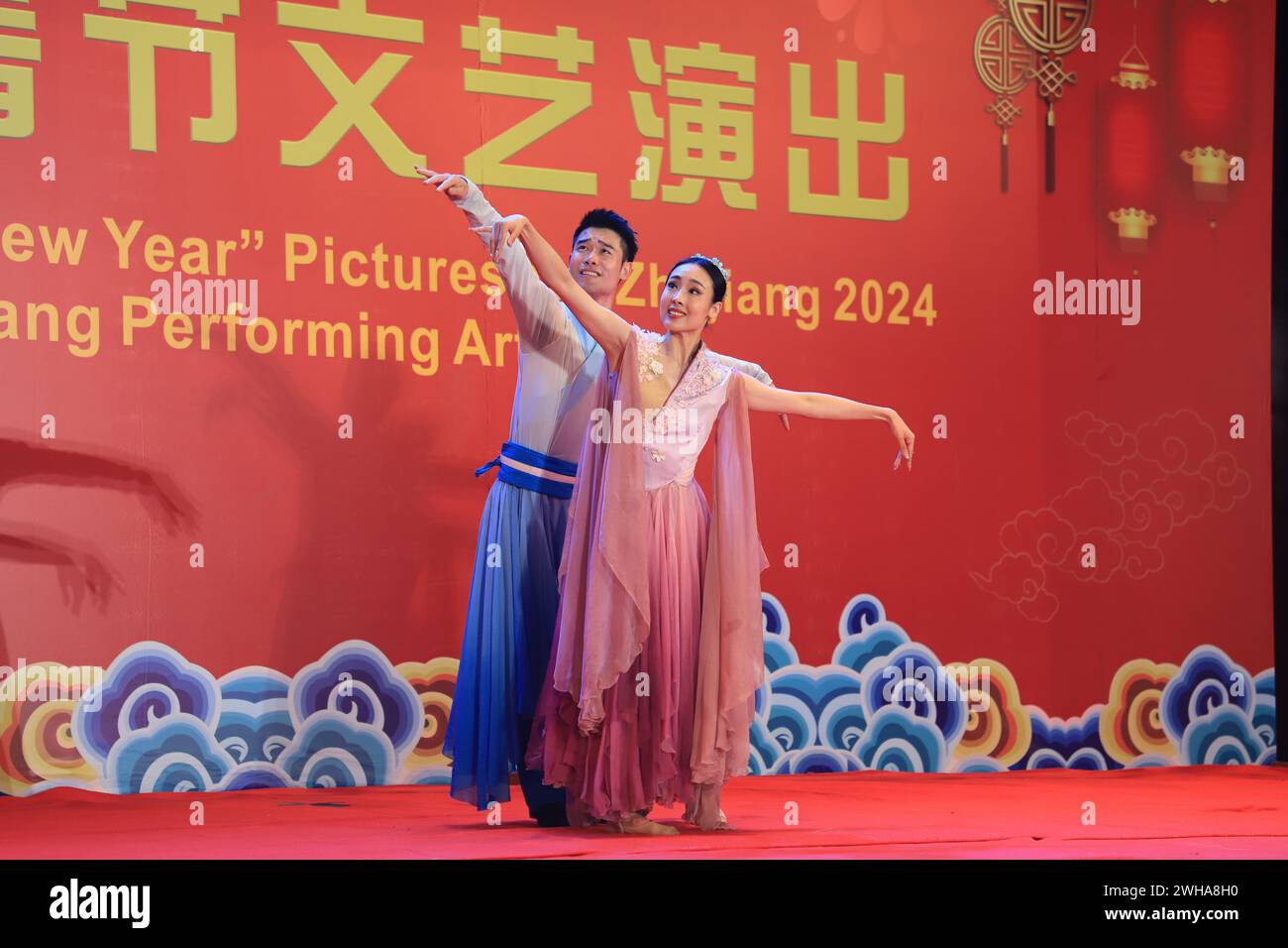 (240209) -- DAR es SALAAM, 9 février 2024 (Xinhua) -- des artistes chinois de la troupe des arts de la scène du Zhejiang se produisent lors d'un gala du Festival du printemps à Dar es Salaam, Tanzanie, le 7 février 2024. Un gala virtuose de mercredi soir par 37 artistes de la province chinoise du Zhejiang a plaidé les Tanzaniens et les Chinois à Dar es Salam, la plus grande ville de Tanzanie. Des artistes tanzaniens se sont également joints aux membres de la troupe des arts de la scène du Zhejiang pour célébrer le Festival du printemps, ou nouvel an lunaire chinois, dans la salle de conférence du Centre de congrès international Julius Nyerere, construit en Chine. POUR ALLER W Banque D'Images