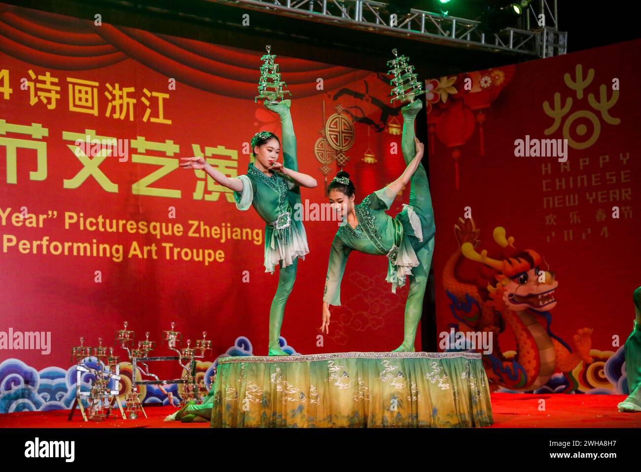 (240209) -- DAR es SALAAM, 9 février 2024 (Xinhua) -- des artistes chinois de la troupe des arts de la scène du Zhejiang jouent des acrobaties lors d'un gala du Festival du printemps à Dar es Salaam, Tanzanie, le 7 février 2024. Un gala virtuose de mercredi soir par 37 artistes de la province chinoise du Zhejiang a plaidé les Tanzaniens et les Chinois à Dar es Salam, la plus grande ville de Tanzanie. Des artistes tanzaniens se sont également joints aux membres de la troupe des arts de la scène du Zhejiang pour célébrer le Festival du printemps, ou nouvel an lunaire chinois, dans la salle de conférence du Centre de congrès international Julius Nyerere, construit en Chine. Banque D'Images