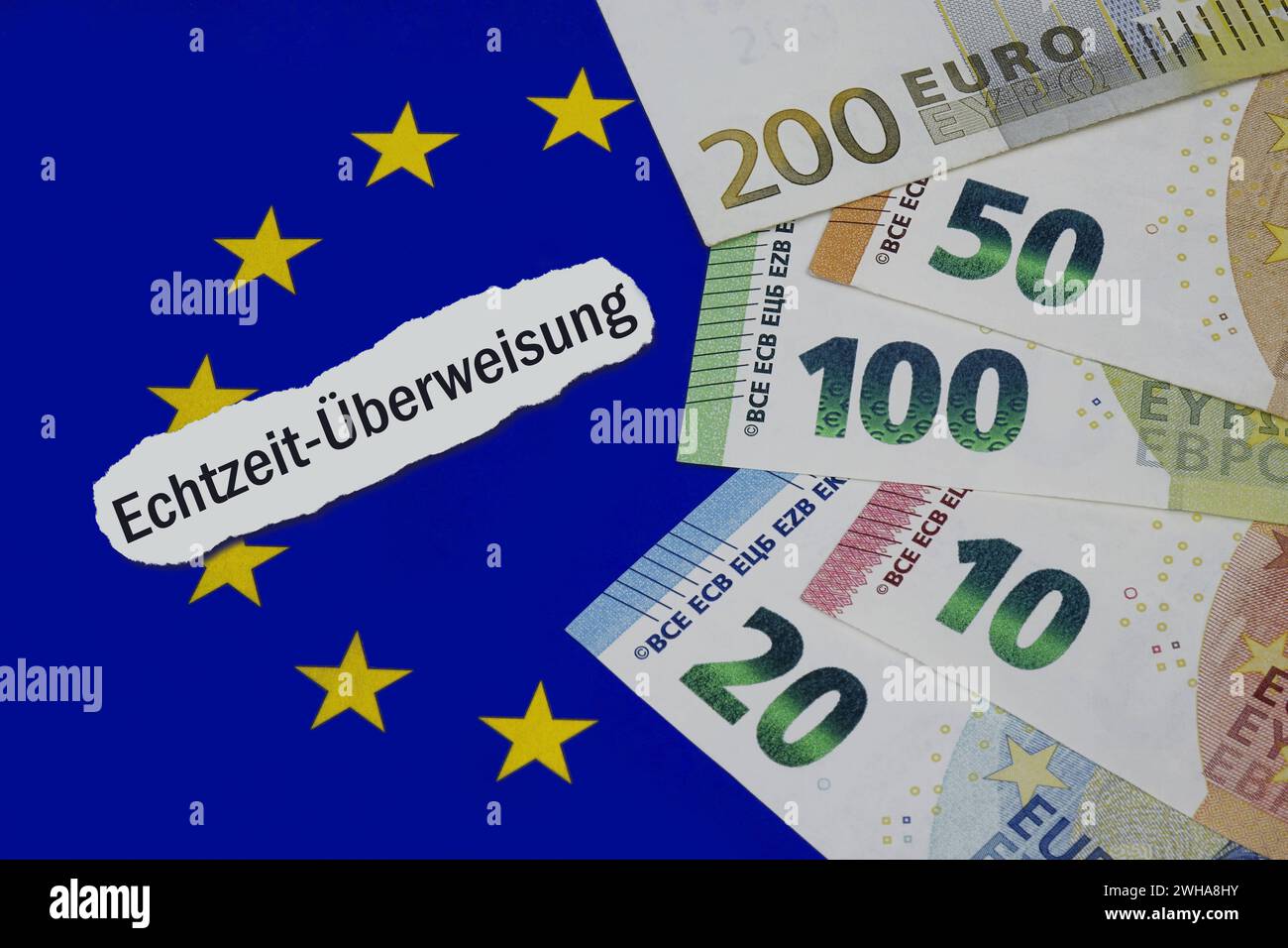 Europäische Union und Echtzeit-Überweisung Europäische Union und Echtzeit-Überweisung, 09.02.2024, Borkwalde, Brandenburg, Auf einem eu-Symbol befindet sich der Schriftzug Echtzeit-Überweisung neben verschiedenen Geldscheinen. *** Union européenne et virement bancaire en temps réel Union européenne et virement bancaire en temps réel, 09 02 2024, Borkwalde, Brandebourg, sur un symbole de l'UE se trouve le lettrage virement bancaire en temps réel à côté de divers billets Banque D'Images