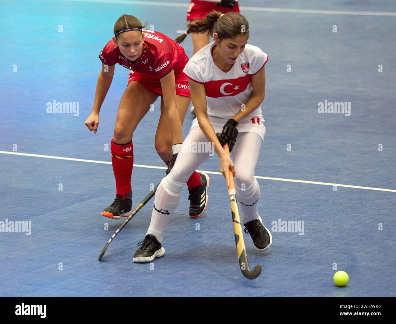 Les avances de la Turquie avec le ballon lors de la rencontre du jour 1 entre la Turquie et la Belgique aux Championnats EuroHockey en salle 2024 au Horst Korber Sportszentrum à Berlin Allemagne Banque D'Images