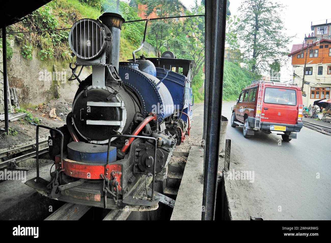 Moteur de train de jouet, chemin de fer de l'Himalaya, Darjeeling, Bengale occidental, Inde, Asie Banque D'Images