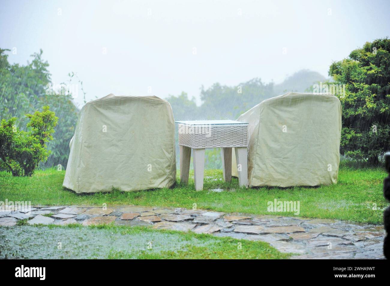 Table et chaises sous la pluie, Elgin Mount Pandim Hotel, Pemayangtse, Pelling, Sikkim, Inde, Asie Banque D'Images