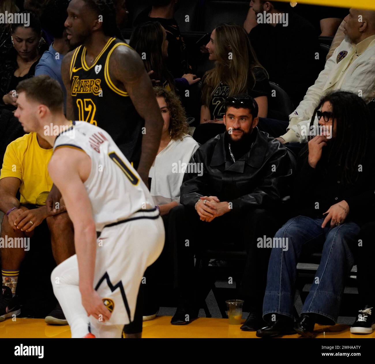 Bad Bunny au match de basket-ball des Lakers de Los Angeles vs les Nuggets de Denver au Crypto.com Arena le 8 février 2024 à Los Angeles, Californie Bad Bunny au match de basket-ball des Lakers de Los Angeles vs les Nuggets de Denver au Crypto.com Arena le 8 février 2024 à Los Angeles, Californie Los Angeles CA Copyright : x0x Banque D'Images