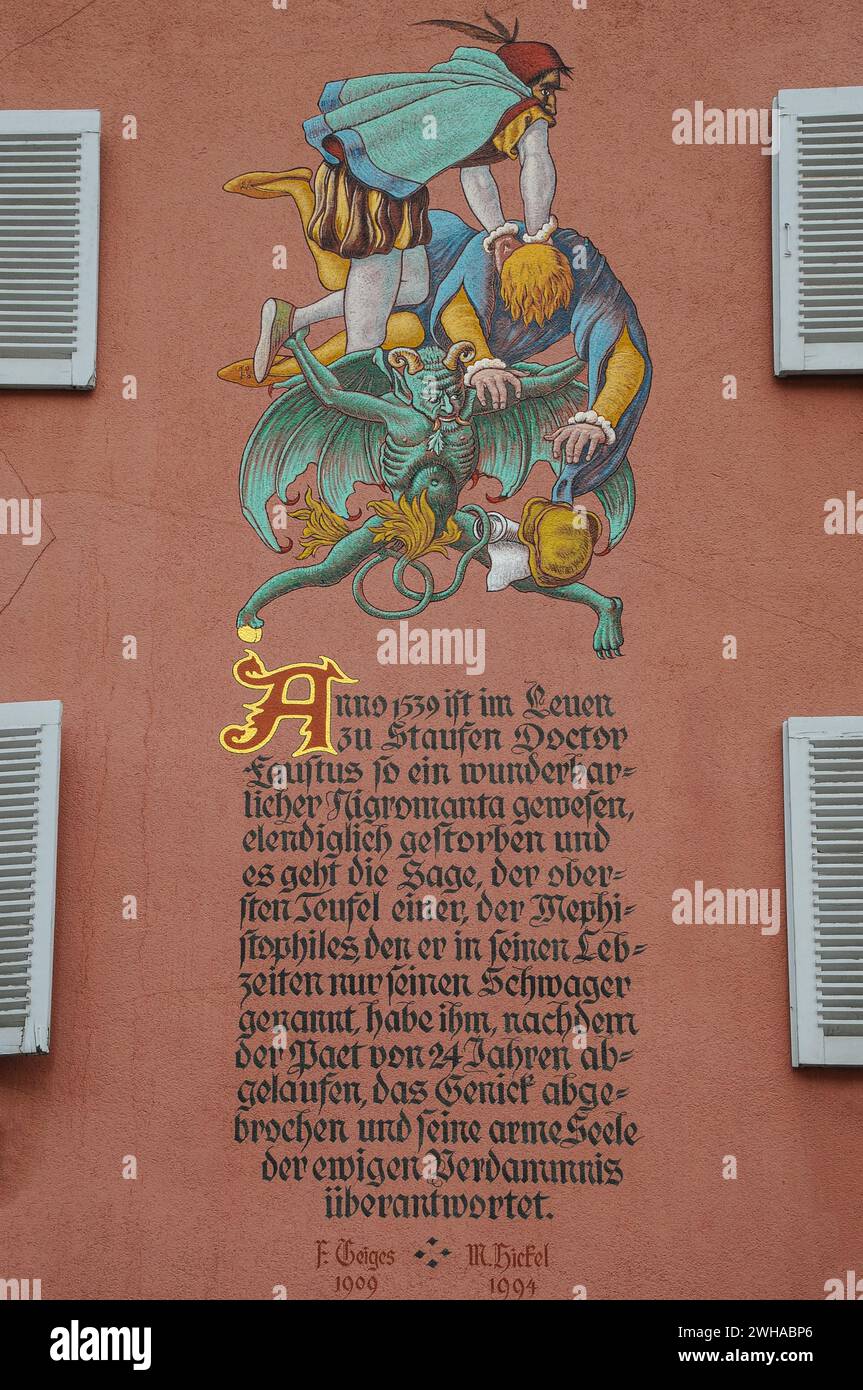 Murale et inscription marquant la mort du Docteur Faustus ou Faust et son pacte avec le Diable. Dans le bâtiment où Faust aurait été assassiné en se faisant casser le cou, le Gasthaus zum Löwen ou Hôtel Lowen à Staufen im Breisgau, Breisgau-Hochschwarzwald, Bade-Württemberg, Allemagne. Banque D'Images