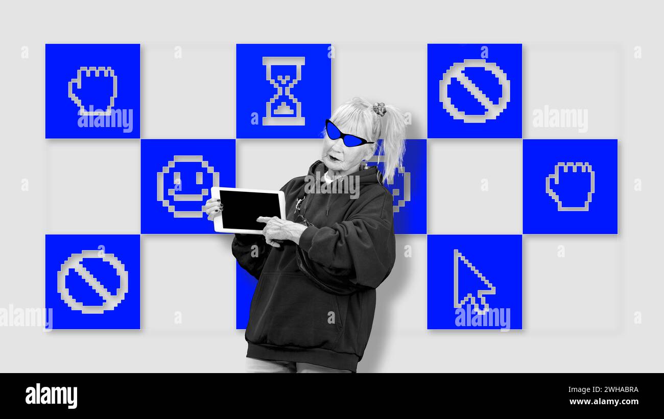Femme senior dans des lunettes de soleil et sweat à capuche tenant la tablette sur des icônes de pixel. Plateforme e-learning ciblant les seniors pour l’éducation numérique. Banque D'Images