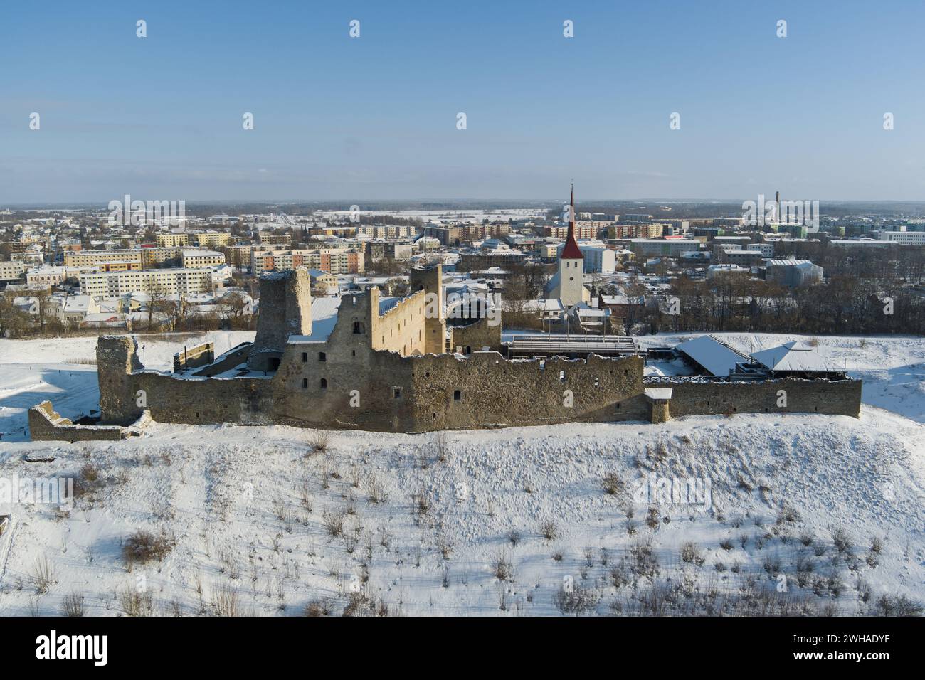 Ruines de l'ancien château de Rakvere en hiver, photo d'un drone. Photo de haute qualité Banque D'Images