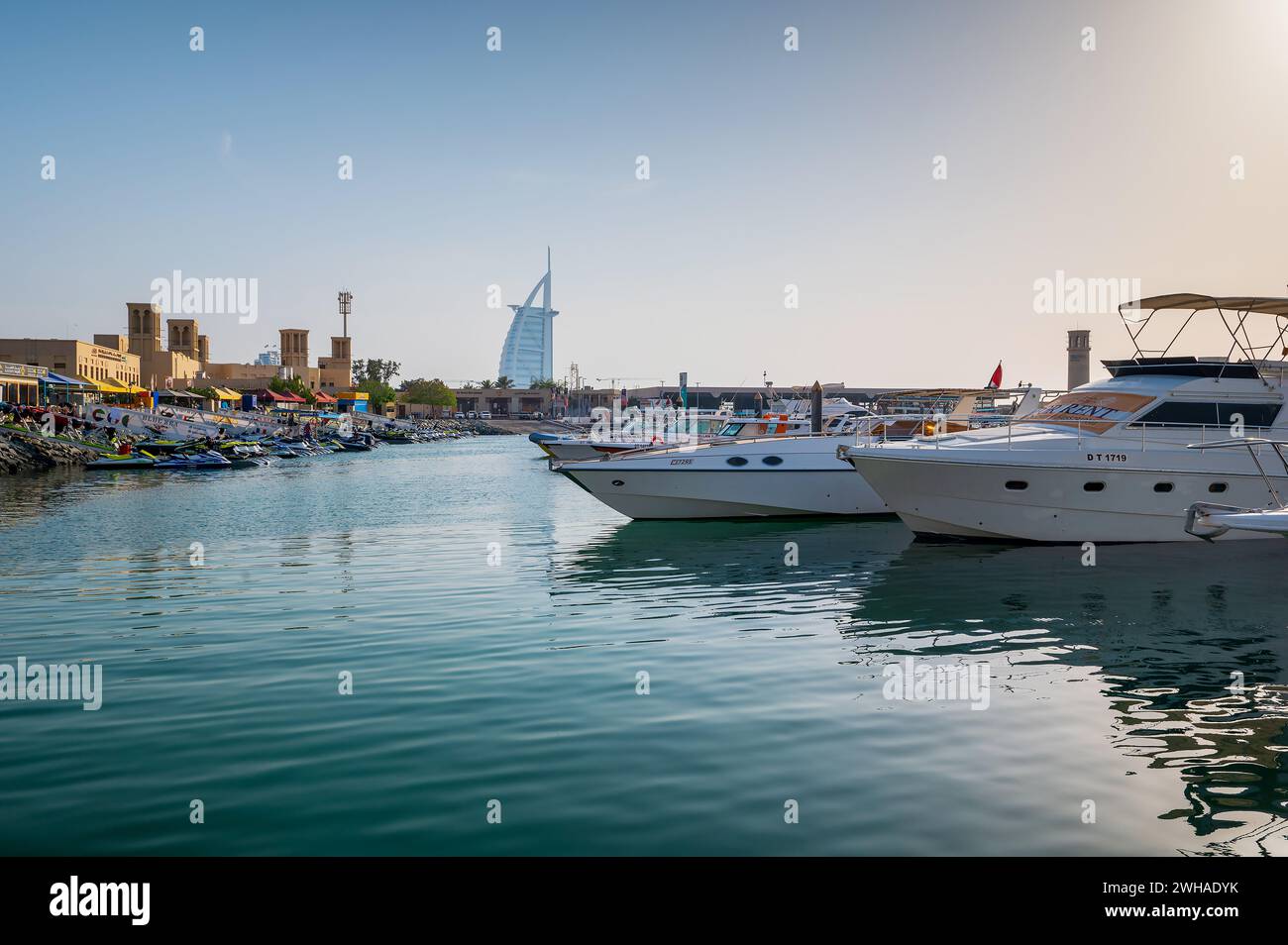 Dubaï, Émirats arabes Unis - 15 avril 2021 : Jumeirah Marina à Dubaï, avec des yachts et des bateaux amarrés dans les eaux scintillantes vers l'emblématique Burj A. Banque D'Images