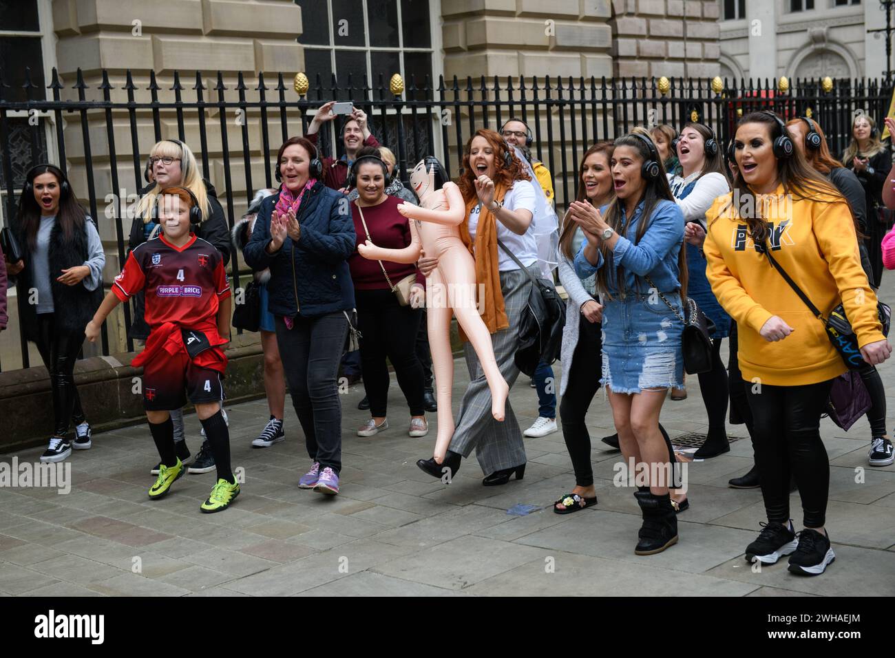 22 septembre 2018. Une femme tient une poupée volante alors qu'une soirée disco silencieuse fait son chemin dans les rues de Liverpool aujourd'hui. Banque D'Images