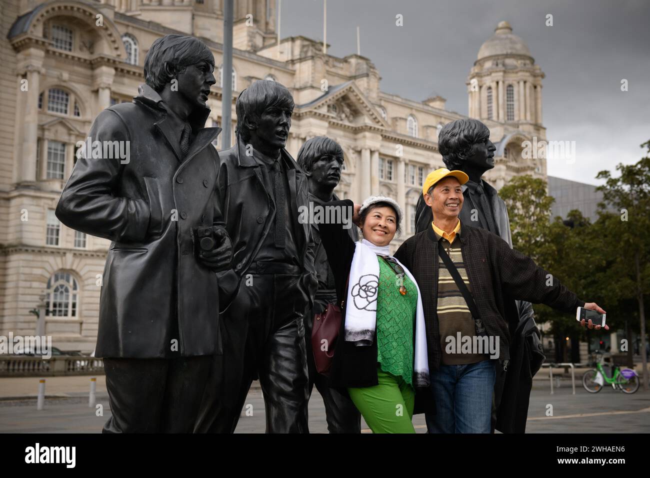 22 septembre 2018. Les touristes japonais apprécient aujourd'hui le front de mer nouvellement développé de Liverpool. Beaucoup se font photographier devant la statue emblématique du célèbre groupe pop The Beatles, sculptée par Andrew Edwards et installée à Liverpool One en 2015. Banque D'Images