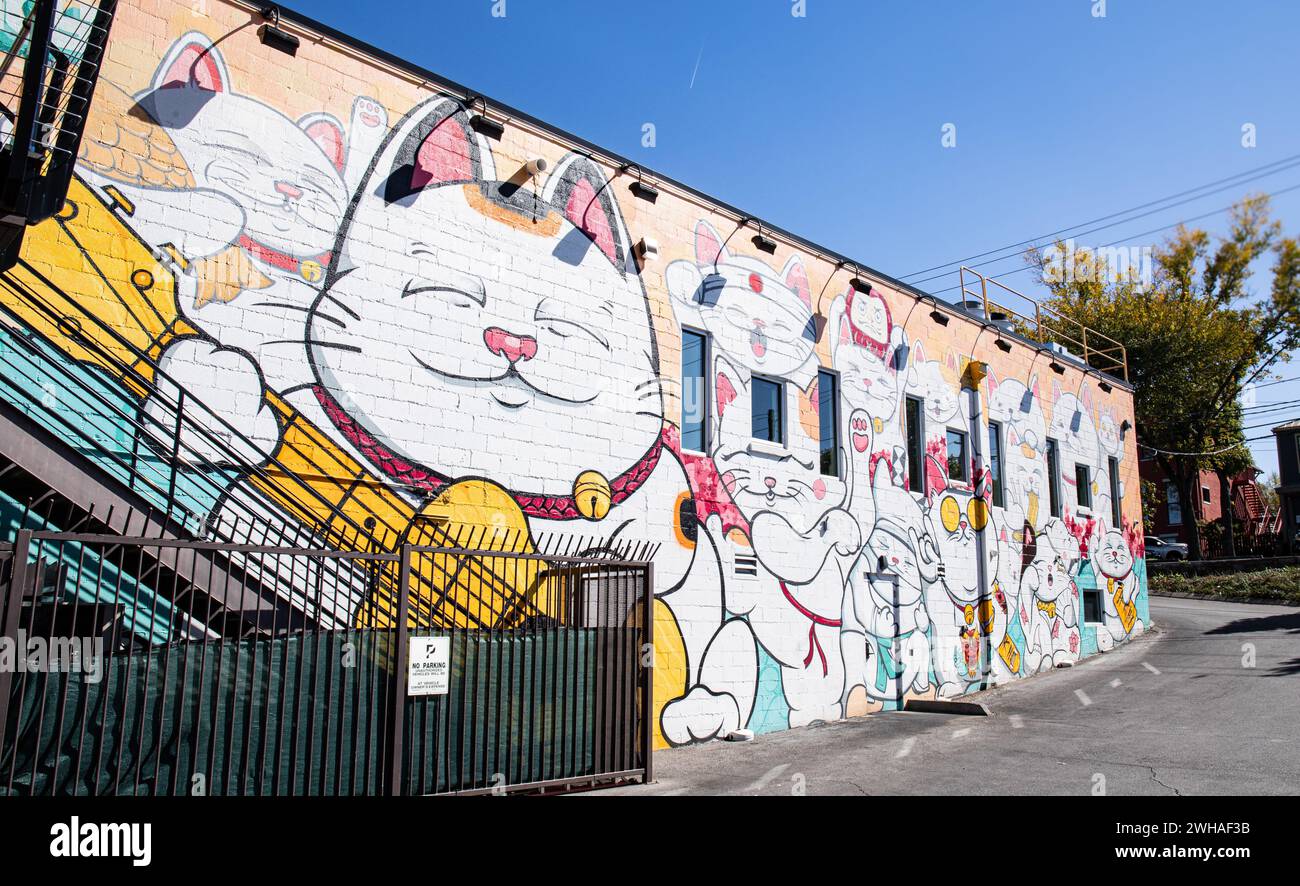 Un bâtiment coloré orné de divers motifs félins sur ses murs Banque D'Images