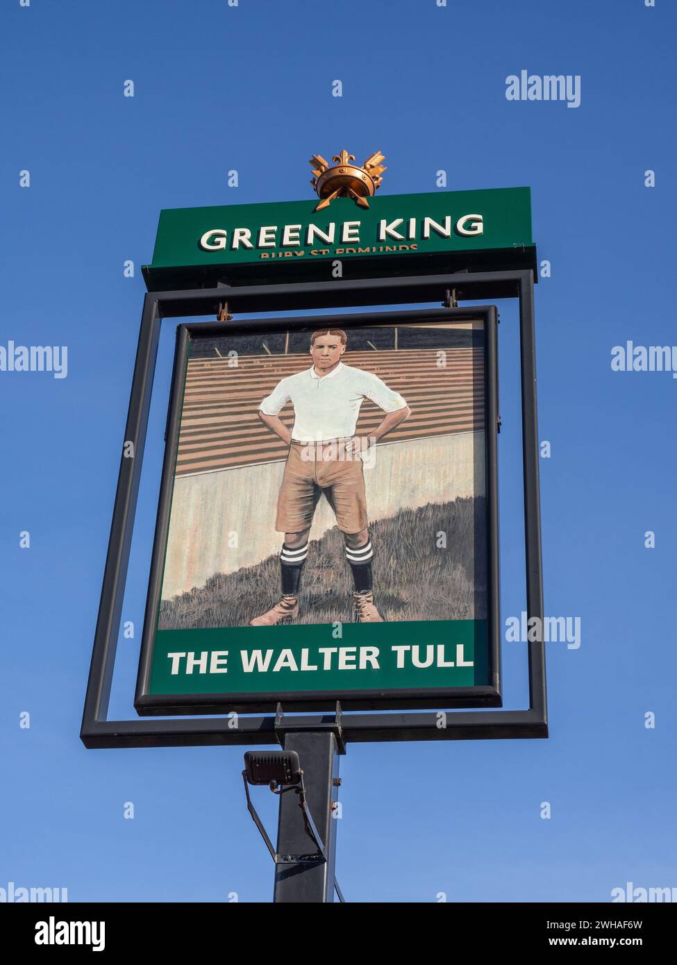 Signez pour le Walter Tull, un pub Greene King, Sixfields, Northampton, Royaume-Uni ; nommé d'après le footballeur professionnel et premier officier noir de la première Guerre mondiale Banque D'Images