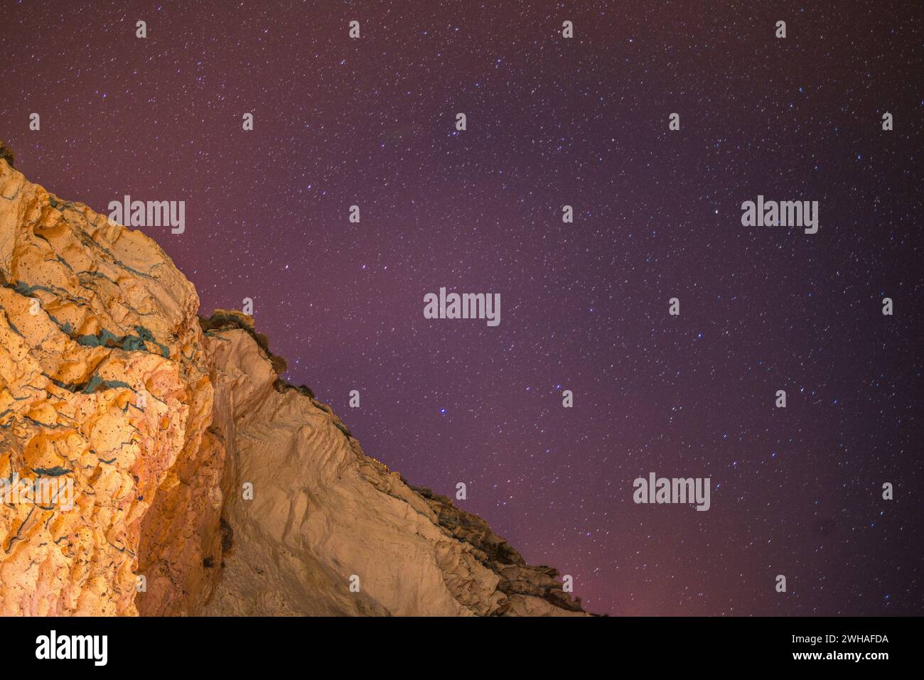 Un spectacle céleste se déroule alors que les étoiles ornent le ciel nocturne au-dessus des rochers calcaires des montagnes, créant un panorama cosmique d'une beauté majestueuse. Banque D'Images Un spectacle céleste se déroule alors que les étoiles ornent le ciel nocturne au-dessus des rochers calcaires des montagnes, créant un panorama cosmique d'une beauté majestueuse. Banque D'Images