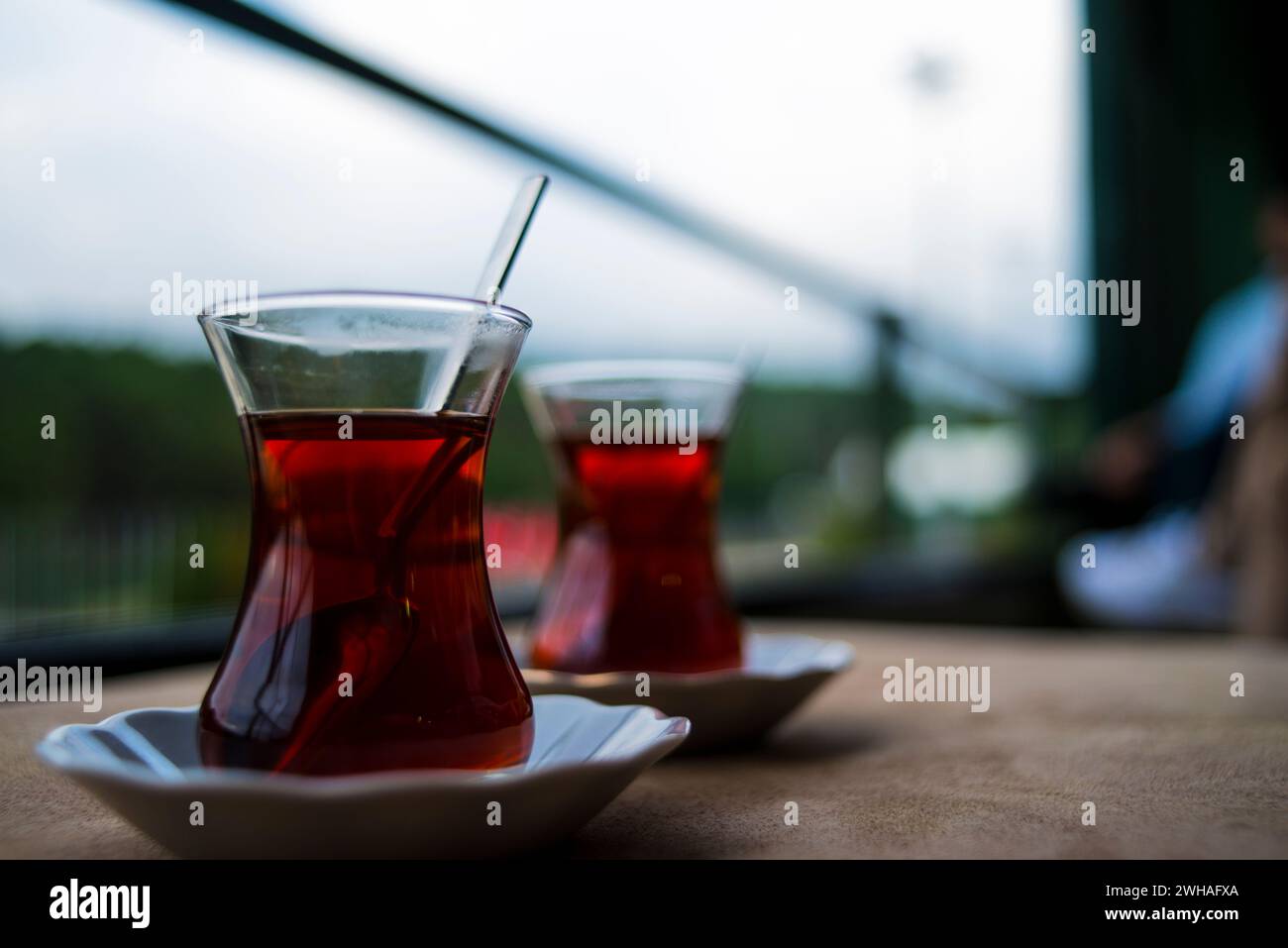 Deux tasses à thé turques, un duo chaleureux et aromatique, capturant l'essence de la culture du thé turc et de l'hospitalité dans un cadre confortable et traditionnel. Banque D'Images