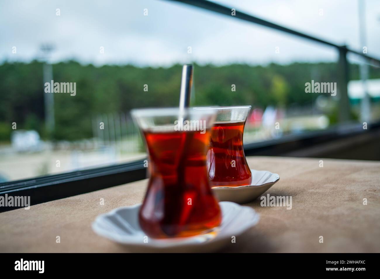 Deux tasses à thé turques, un duo chaleureux et aromatique, capturant l'essence de la culture du thé turc et de l'hospitalité dans un cadre confortable et traditionnel. Banque D'Images