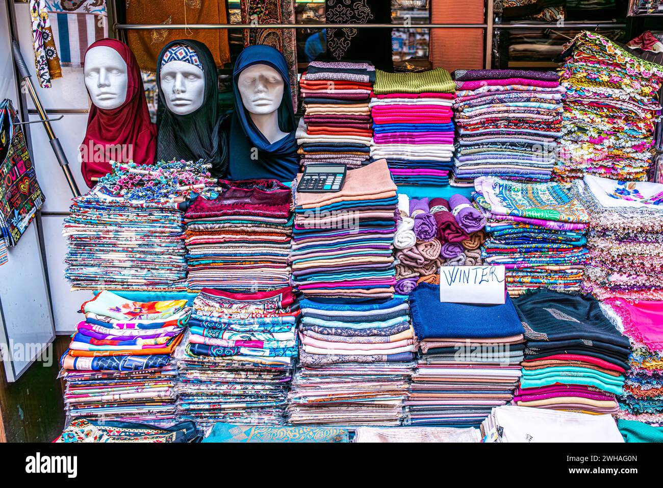 Une gamme de vêtements divers dans le Grand Bazar, une exposition vibrante et diversifiée de textiles traditionnels, de motifs éclectiques et de vêtements uniques. Banque D'Images