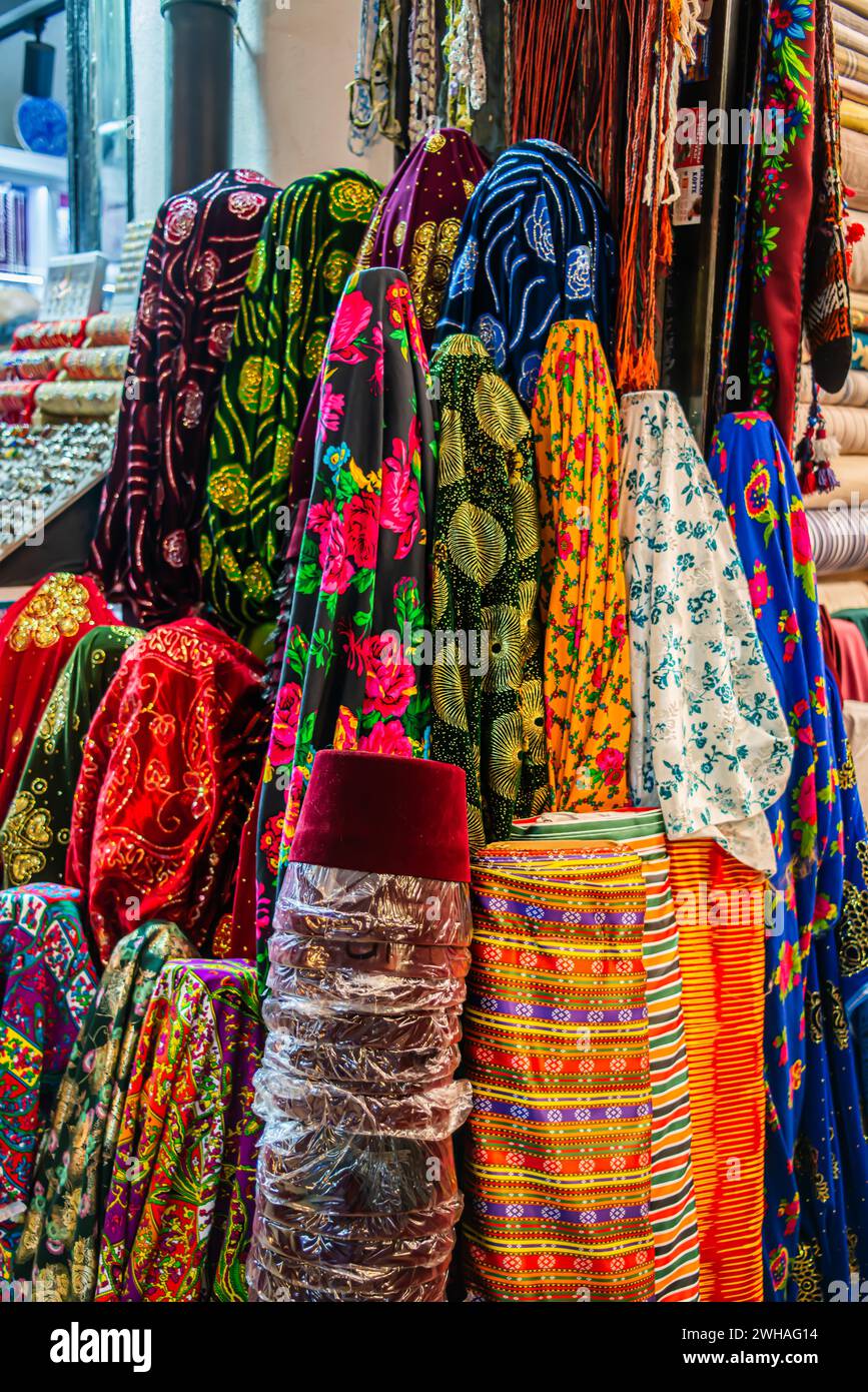 Vêtements traditionnels turcs dans le bazar, une exposition vibrante de textiles culturels, de motifs et de vêtements, créant un marché de textures diverses Banque D'Images
